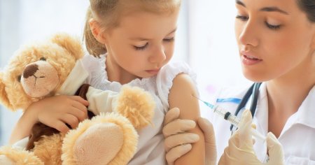 Zece mituri si adevaruri despre bolile copilariei si vaccinuri. Nevaccinati, <span style='background:#EDF514'>ADULT</span>ii care fac oreion pot deveni sterili