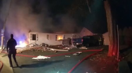Explozie puternica la o casa New Jersey in timp ce pompierii investigau o scurgere de gaze. Momentul a fost filmat | VIDEO
