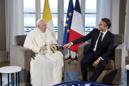 Papa Francisc, in vizita la Marsilia, face apel la umanitate in privinta crizei <span style='background:#EDF514'>MIGRATIE</span>i si a razboiului din Ucraina