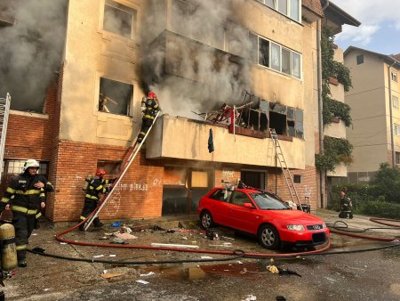 Explozie la un apartament de la parterul unui bloc din Sibiu. Zeci de oameni au fost evacuati