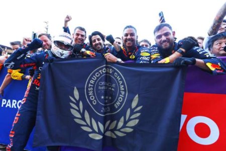 Verstappen castiga in Japonia, Red Bull campioana mondiala. Perez, incident nemaivazut in F1