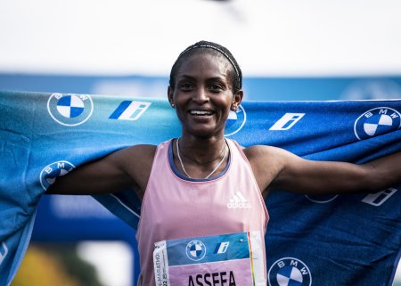 Etiopianca Tigist Assefa a batut recordul mondial la mar<span style='background:#EDF514'>ATON</span>, in cursa la Berlin