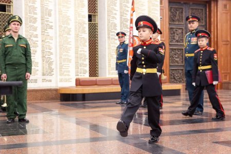 Scolile rusesti devin din ce in ce mai militarizate. Copii de 7 ani sunt invatati sa marsaluiasca, iar adolescentii sa foloseasca munitie reala