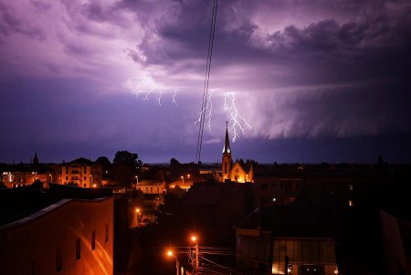 Romania, lovita de un ciclon care a facut prapad in Serbia si Croatia. Ce se intampla cu vremea