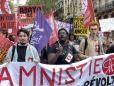 Incident violent la protestele din Franta: Masina de politie, atacata de 10 barbati imbracati in negru, in Paris