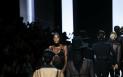 Naomi Campbell, aparitie intr-o tinuta de budoar. Supermodelul a purtat o rochie transparenta din voal si <span style='background:#EDF514'>DANTELA</span> | FOTO