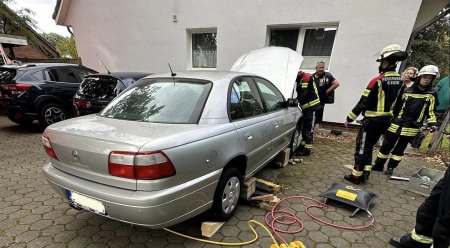 11 pompieri au demontat motorul unui Opel pentru a salva o pisica fara adapost care ramasese blocata in interior
