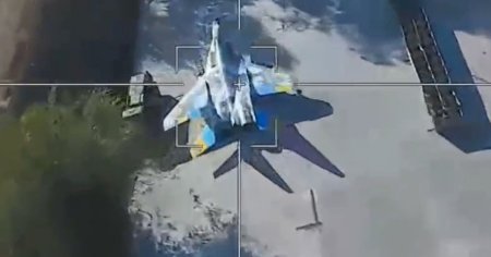 Momentul in care un avion de <span style='background:#EDF514'>VANATOARE</span> ucrainean este lovit de o drona ruseasca Lancet VIDEO