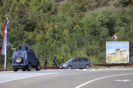 Perchezitii si vehicule blindate intr-un sat din nordul Kosovo