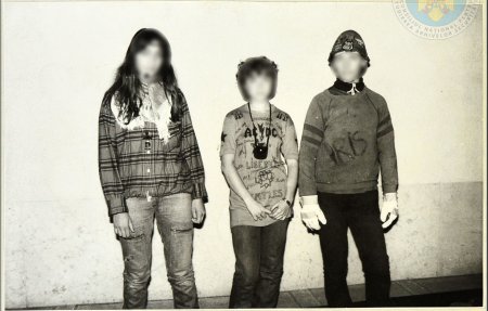 Sa nu uitam nicicand sa pretuim libertatea! Fotografii de colectie publicate de CNSAS cu tineri retinuti in anii '80 din cauza hainelor cu formatiile preferate
