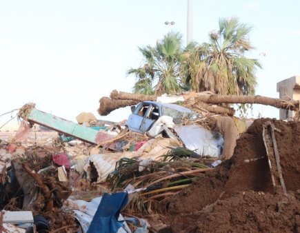 Opt oficiali, inclusiv primarul din Derna, retinuti in urma inundatiilor din Libia. Mortii sunt cautati inca in mare si printre daramaturi