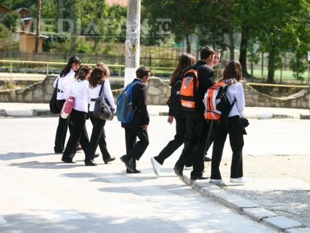 USR acuza PSD si PNL ca lasa copiii fara naveta gratuita si masa calda la scoala