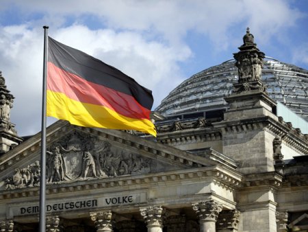 Germania va injumatati ajutorul federal pentru refugiati anul viitor - surse