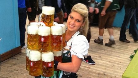 Verena, chelnerita virala care ridica 13 halbe de un litru dintr-un foc: Clientii comanda mai mult doar sa vada cum vin cu «piramida de bere»