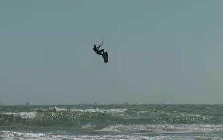 Spectacol pe litoral. Zeci de pasionati de <span style='background:#EDF514'>KITE</span>surfing romani si straini au zburat peste valuri