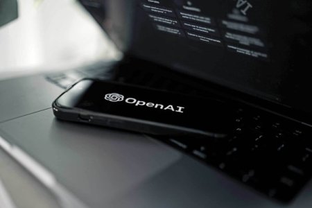 OpenAI, una dintre cele mai mari companii de inteligenta artificiala din lume, urmareste o evaluare de 90 de miliarde de dolari intr-o posibila vanzare de actiuni