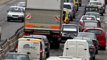 Traficul este blocat pe autostrada A1 Bucuresti - Pitesti din cauza unui incendiu de vegetatie