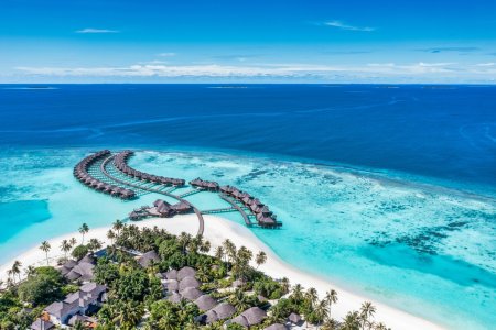 Agentia de turism Karpaten Turism relanseaza zborurile charter catre Maldive si estimeaza vanzari totale de 170 milioane de euro in acest an. Numarul romanilor care vor calatori in destinatii exotice se dubleaza in sezonul 2023-2024