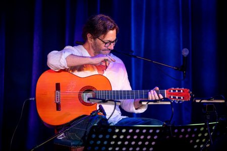 Chitaristul american Al Di Meola a facut infarct in timpul concertului pe care il sustinea la <span style='background:#EDF514'>ARENELE</span> Romane