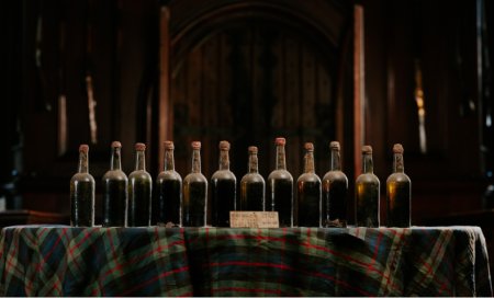 Cel mai vechi whisky din lume, scos la licitatie. Cat costa sticlele vechi de aproape 2 secole descoperite in pivnita unui castel scotian