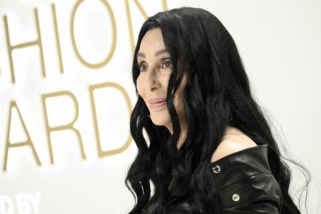 Cher este acuzata ca a angajat patru barbati pentru a-l rapi pe fiul ei dintr-un hotel