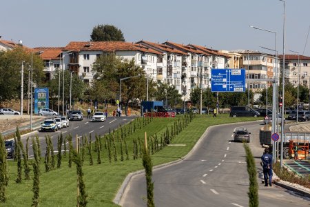 <span style='background:#EDF514'>NEPI</span> Rockcastle a inaugurat cel mai nou bulevard al Craiovei, investitie de peste 10 milioane de euro, care faciliteaza traficul in zona Promenada Craiova.  Mall-ul Promenada Craiova, construit de dezvoltator, va fi deschis pe 5 octombrie