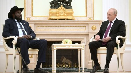 Vladimir Putin l-a primit la Kremlin pe un lider <span style='background:#EDF514'>OBSCUR</span> din Africa. Acesta a stat cu palaria pe cap pe durata intregii convorbiri