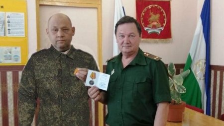 Rusii au trucat o poza cu un ofiter care primeste o medalie de razboi, <span style='background:#EDF514'>MILITARUL</span> era pe moarte, la spital