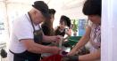 Asaltul pofticiosilor la Festivalul carnatilor de Plescoi. Turistii s-au inghesuit sa vada cum se prepara VIDEO