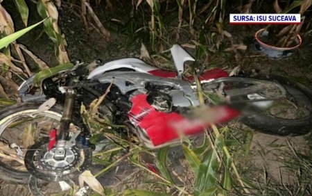 Accident <span style='background:#EDF514'>TRAGIC</span> in Suceava. Un baiat a murit si o fata a fost ranita grav dupa ce motocicleta lor s-a rasturnat intr-un camp