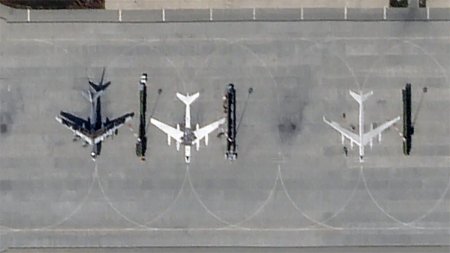 Av<span style='background:#EDF514'>IONELE</span> momeala: Rusii „picteaza” bombardiere strategice pe pista bazei aeriene Engels, pentru a-i pacali pe ucraineni | FOTO