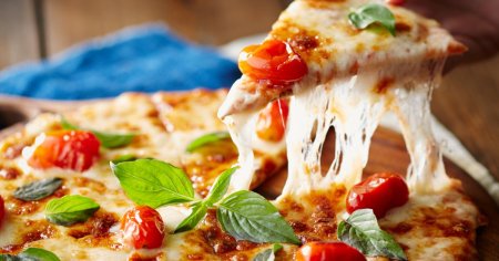 Cum a evoluat pizza de la mancare saracului la un brand international. Cine este creditat ca inventator al preparatului