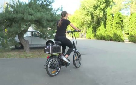 Trei studenti din Timisoara au construit o bicicleta care functioneaza pe baza de hidrogen. <span style='background:#EDF514'>COST</span>urile au ajuns la 10.000 euro