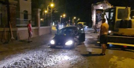 Un sofer a ramas cu masina blocata in betonul proaspat turnat pe o strada din Oradea