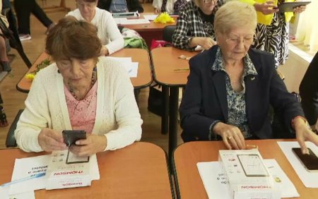 TikTok ii dezbina pe batranii din Romania. Cum au ajuns seniorii sa se certe din cauza retelei de socializare din China