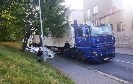 Camion decapitat sub un viaduct de cale ferata, in Polonia. Soferul venit sa-si ajute colegul cu alt camion a rupt un semafor