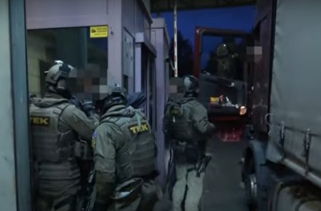 Vamesii maghiari care au cerut unui camionagiu 1.500 de euro ca sa-l lase sa intre in Romania, arestati cu mascatii. VIDEO