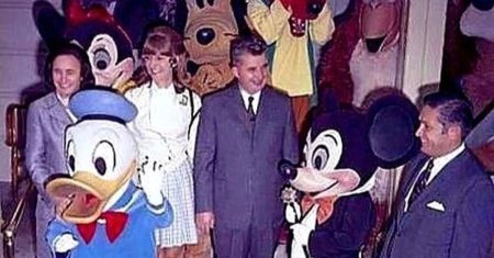 Cum a ajuns Nicolae Ceausescu sa fie primul lider comunist la Disneyland. A dat mana cu Mickey Mouse