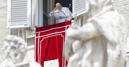 Papa sugereaza ca Biserica Catolica ar putea binecuvanta cuplurile homosexuale
