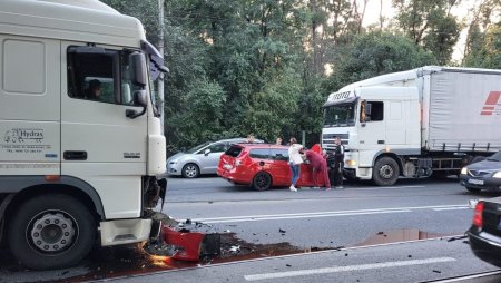 Un barbat a murit, dupa ce masina lui a fost izbita din spate si proiectata intr-un TIR, de unde a ricosat in alt autocamion, la Timisoara
