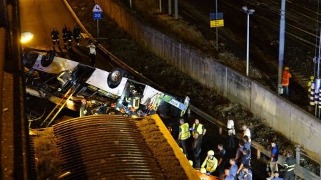 Un nou-nascut, o fata de 12 ani si mama a doua surori de 3 si 13 ani, printre victimele moarte in autocarul prabusit de pe pod, in Italia