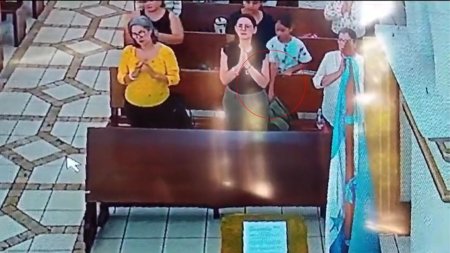 O fetita este surprinsa cand fura portofelul unei enoriase, in timpul liturghiei, intr-o biserica din Honduras. VIDEO