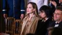 Angelina Jolie debuteaza in industria modei. Hub cultural in atelierul de croitorie