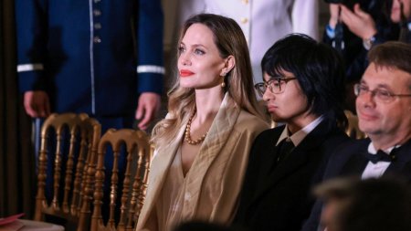 Angelina Jolie debuteaza in industria modei. Hub cultural in atelierul de croitorie