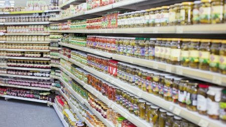 Un mare supermarket a fost amendat cu 1.000.000 de lei pentru ca nu a redus <span style='background:#EDF514'>PRETUL ALIMENTELOR</span>