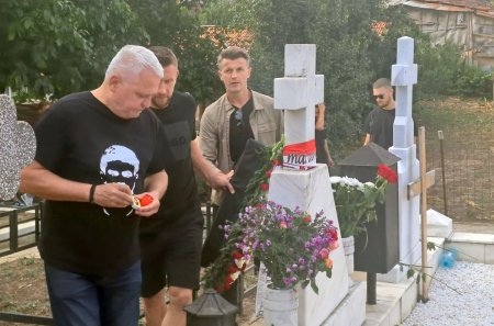 Dinamovistii, la mormantul lui Catalin Hildan » Imagini emotionante la 23 de ani de la decesul Unicului Capitan