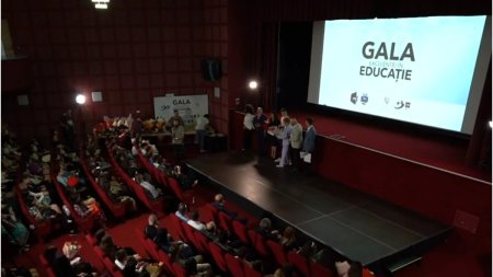 Gala Educatiei Romania Inteligenta a premiat elevii si olimpicii de 10 <span style='background:#EDF514'>DIN ALEXANDRIA</span>