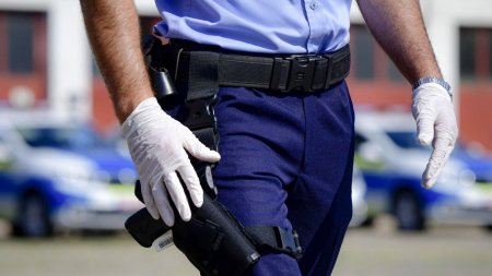 Un politist din <span style='background:#EDF514'>DROBETA</span>-Turnu Severin a furat borseta plina cu bani a unui tanar implicat intr-un accident