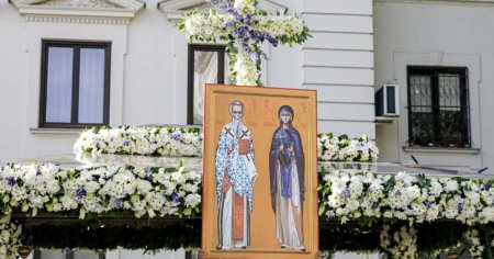 Baldachinul Sfintei Parascheva, decorat de 20 ani de o familie din Bucuresti. Potrivirea florilor cu <span style='background:#EDF514'>VESMINTE</span>le, o minune