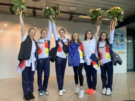 Sefa gimnasticii i-a asteptat la aeroport pe sportivii calificati la JO:  Fericirea e maxima!  (video)